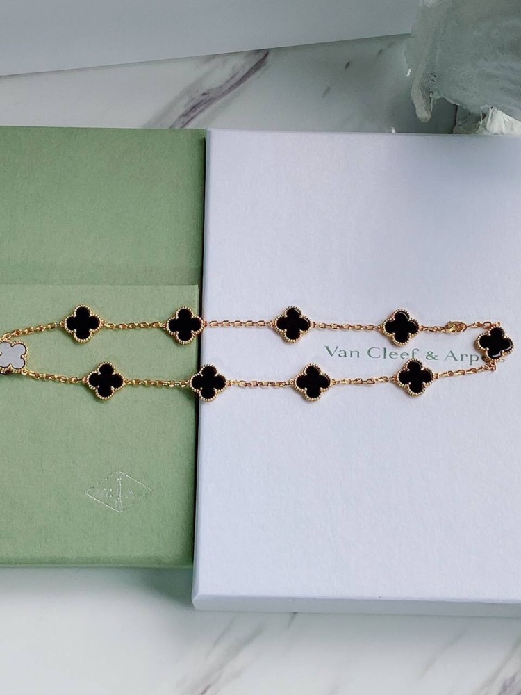 قلادة نسائية ماركة Van Cleef & Arpels