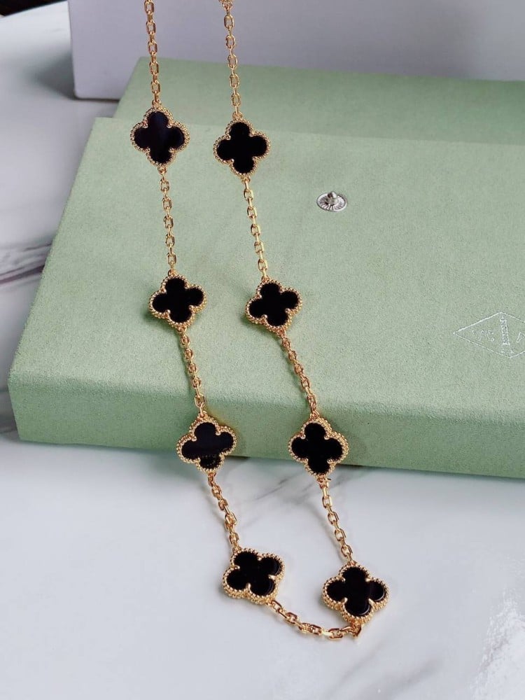 قلادة نسائية ماركة Van Cleef & Arpels