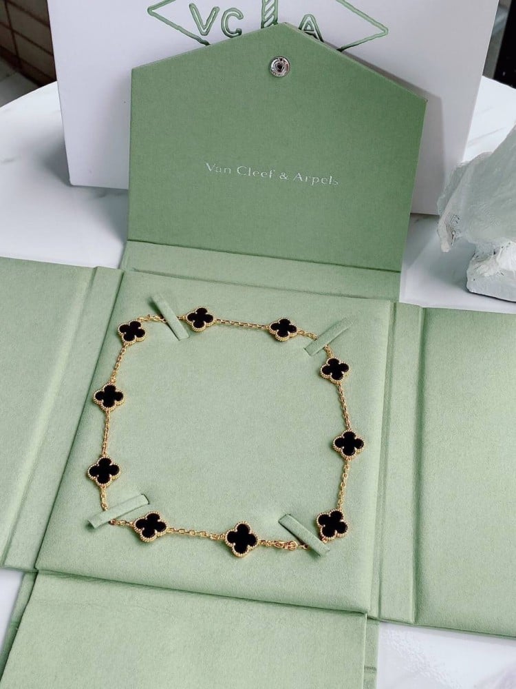 قلادة نسائية ماركة Van Cleef & Arpels