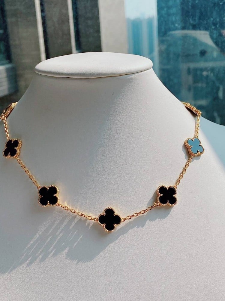 قلادة نسائية ماركة Van Cleef & Arpels