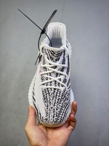 حذاء ماركة Adidas