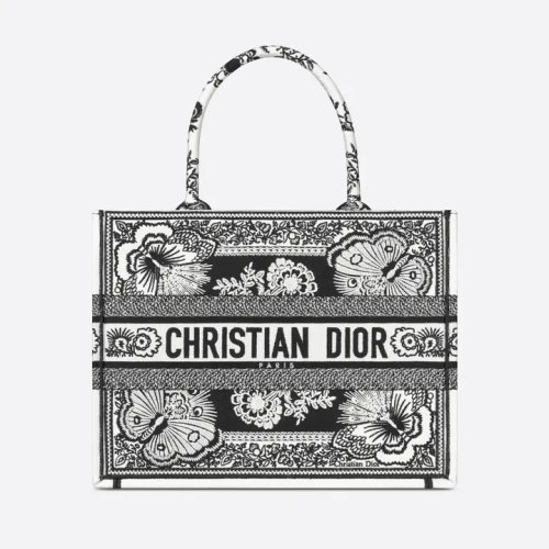 حقيبة حمل كتب متوسطة الحجم من ديور، مزينة بتطريزات على شكل فراشة باللونين الأسود والأبيض.