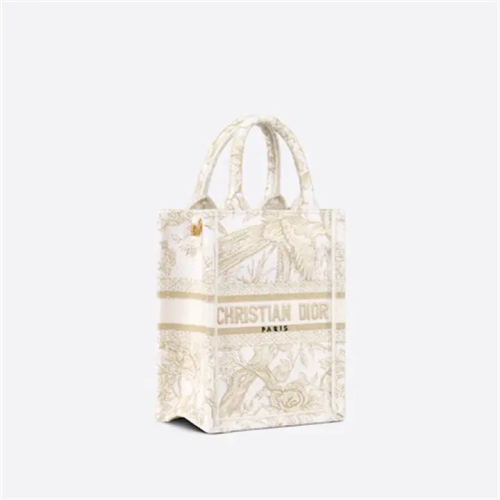 حقيبة صغيرة مطرزة بتطريز ديور جاردان ديفير بخيوط معدنية ذهبية اللون (13 × 18 × 5 سم)