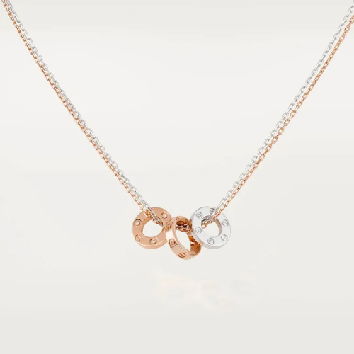 قلادة من مجموعة LOVE