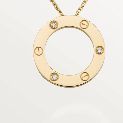 قلادة من مجموعة LOVE