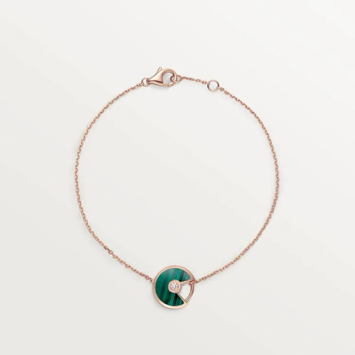 قلادة من مجموعة LOVE