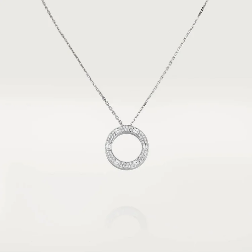 قلادة من مجموعة LOVE