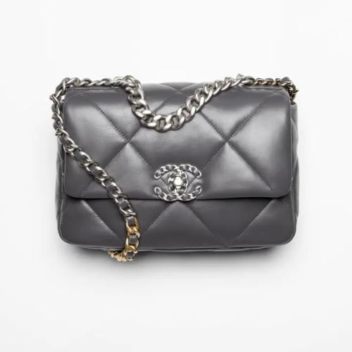 حقيبة يد شانيل 19، جلد خروف لامع، معدن مطلي