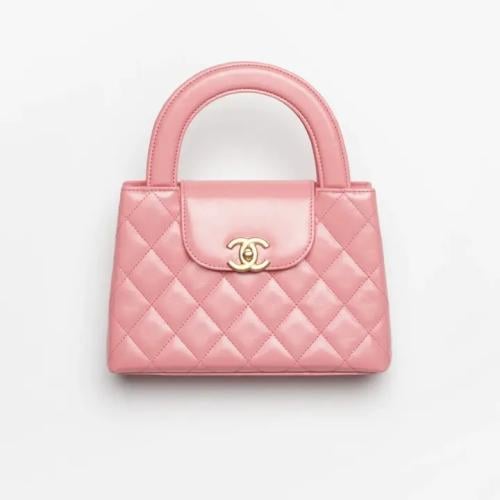 حقيبة تسوق صغيرة من شانيل، مصنوعة من  الجلد اللامع ومعدن ذهبي اللون