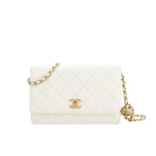 حقيبة كروس صغيرة مزينة بكرة ذهبية.