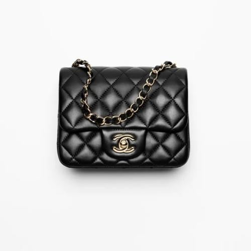 حقيبة شانيل صغيرة من جلد الخروف بلون ذهبي وأسود