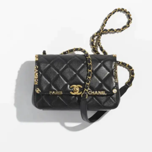 حقيبة شانيل صغيرة مطلية بالمينا ومرصعة بأحجار الراين