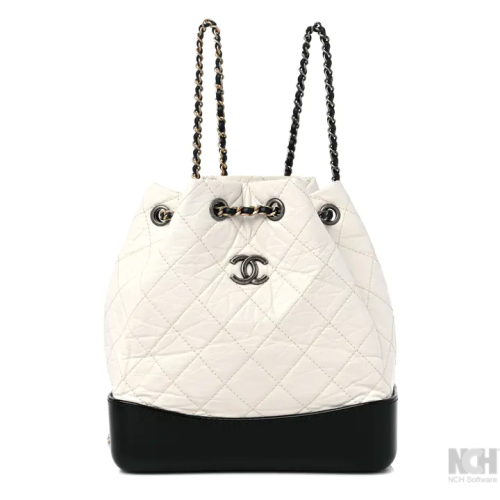 حقيبة ظهر صغيرة من شانيل باللونين الأسود والأبيض