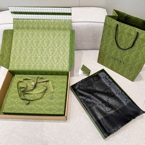 Gucci 140x140cm 49% Wool 26% Viscose 19% Mulberry Silk 6% Metallic Coated Fiber