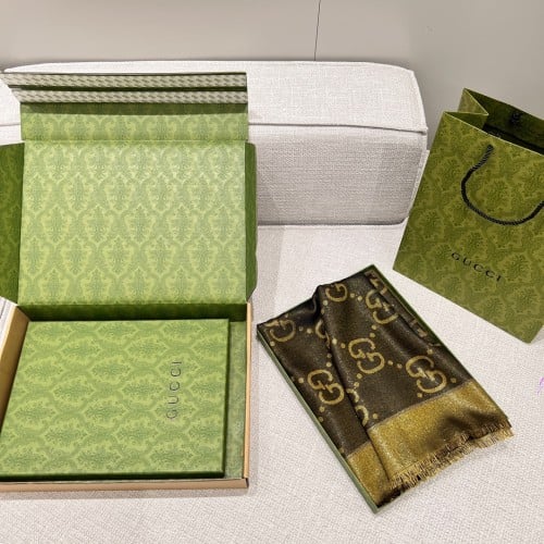 Gucci 140x140cm 49% Wool 26% Viscose 19% Mulberry Silk 6% Metallic Coated Fiber