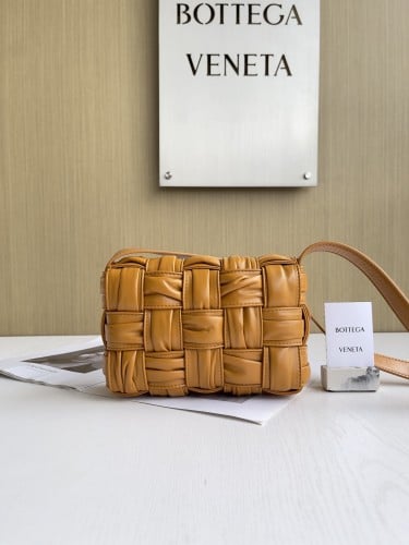 BV pleated cowhide braid mini 19*4*12cm