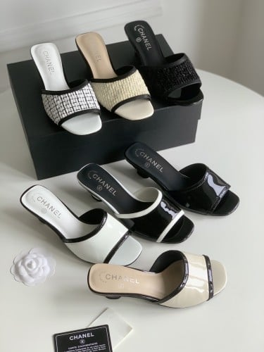 大人おしゃれ♡ CHANEL ミュール Chanel beige leather detailed with pearls sandals | Vintage