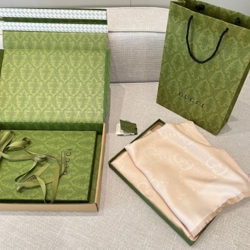 Gucci 140x140cm 49% Wool 26% Viscose 19% Mulberry Silk 6% Metallic Coated Fiber