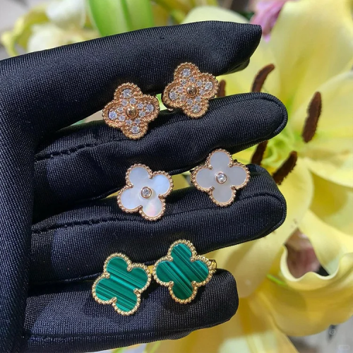 أقراط الحمراء العتيقة