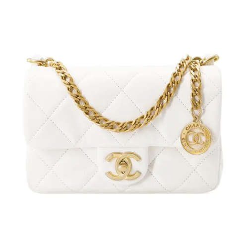 حقيبة شانيل بيضاء صغيرة مبطنة من جلد الكافيار