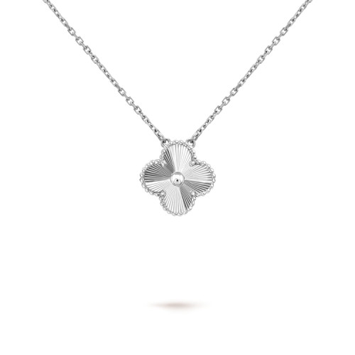 طقم "Sweet Hearts" من "Van Cleef & Arpels" مكون من قطعتين [ أقراط + قلادة ]