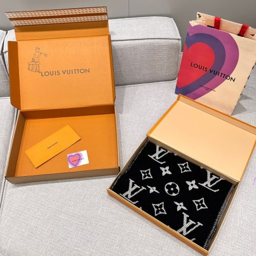 Louis vuitton scarf 217x35cm 97% wool 3% cashmere