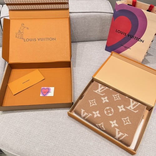 Louis vuitton scarf 217x35cm 97% wool 3% cashmere