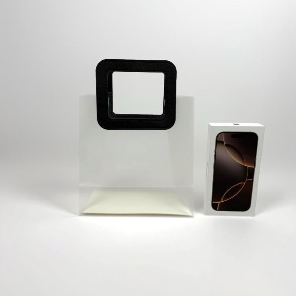 كيس هدايا فاخر و شفافة بمسكة جلد مربع لون أسود مقاس 22*21*11 cm