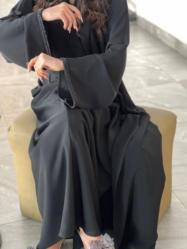 عبايه سوداء فخمه
