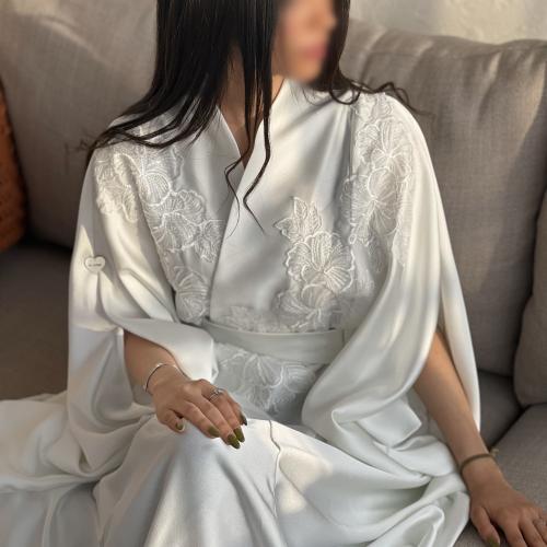 عبايه لونها ابيض بحزام