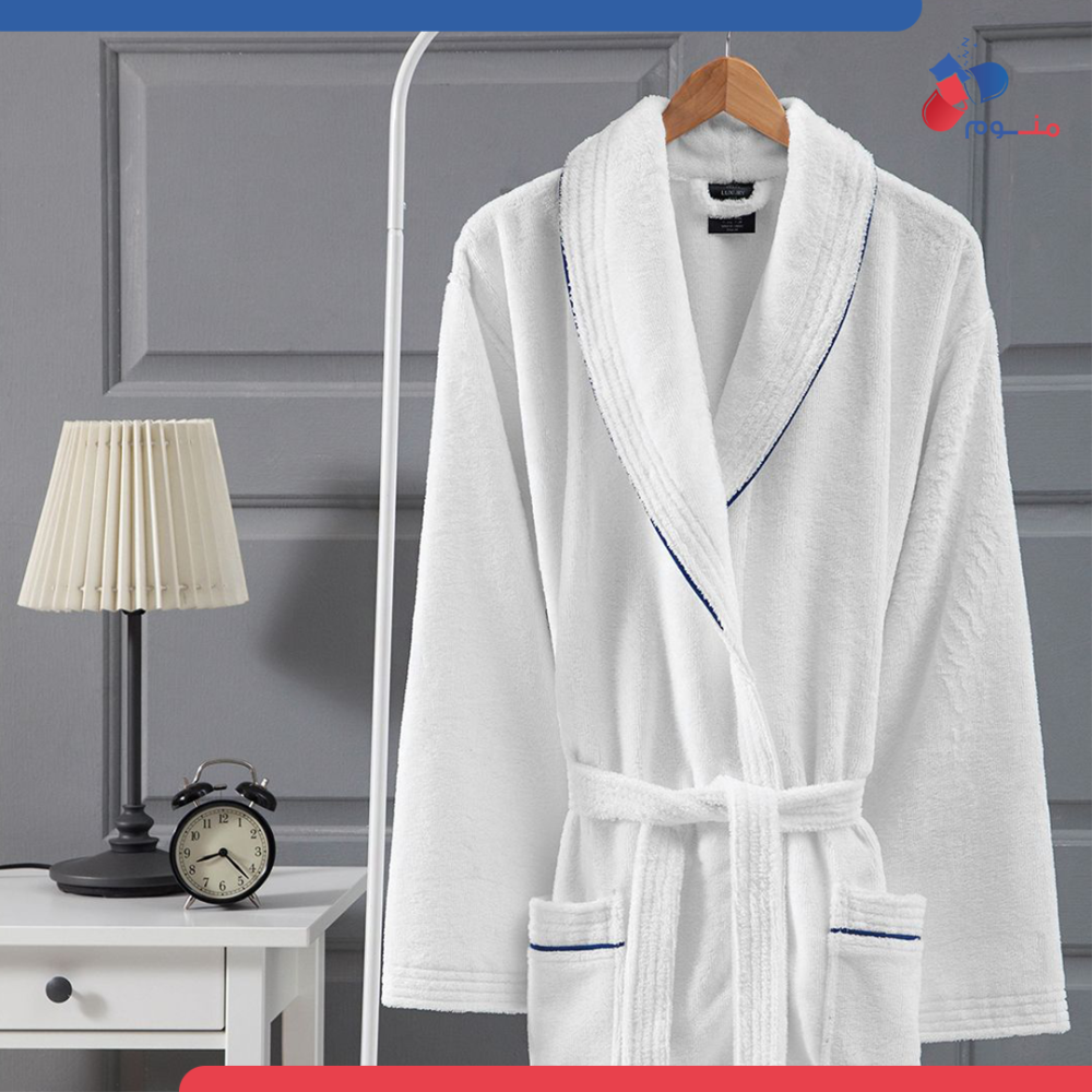 روب استحمام ابيض بتطريز اسود - قطن 100%