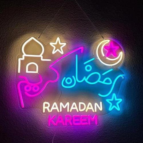 لافتة فنية نيون ملونة "رمضان كريم"