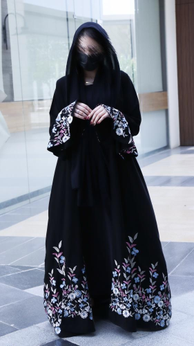 عباية مطرزة حافة كاملة