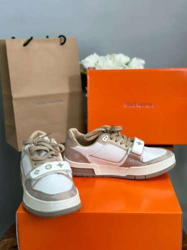 حذاء ذو جوده عاليه من ماركه LOUIS VUITTON