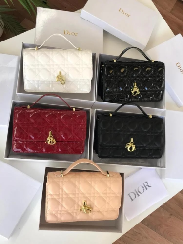 حقييبه يد بسيطه ماركه DIOR