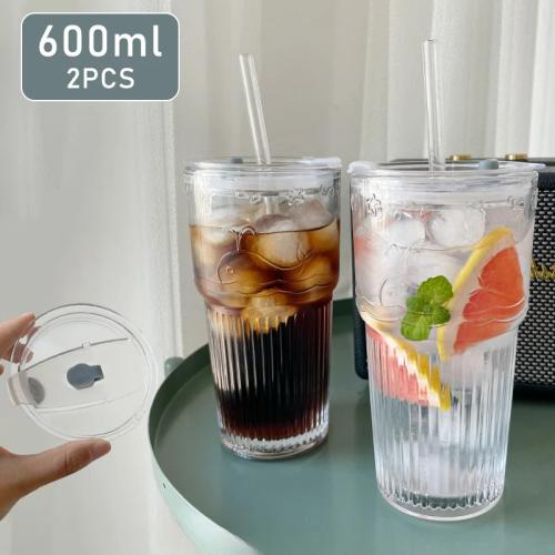 كوب شفاف زجاجي مع غطاء وقشة