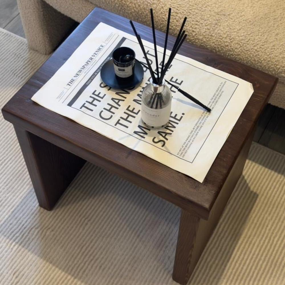 طاولة جانبية بتصميم كلاسيكي