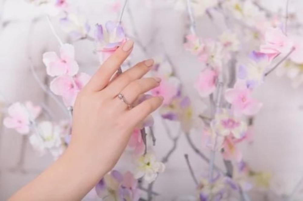 تاريخ وعادات وتقاليد تلبيس الدبلة في السعودية والدول العربية: رمزية الحب والارتباط