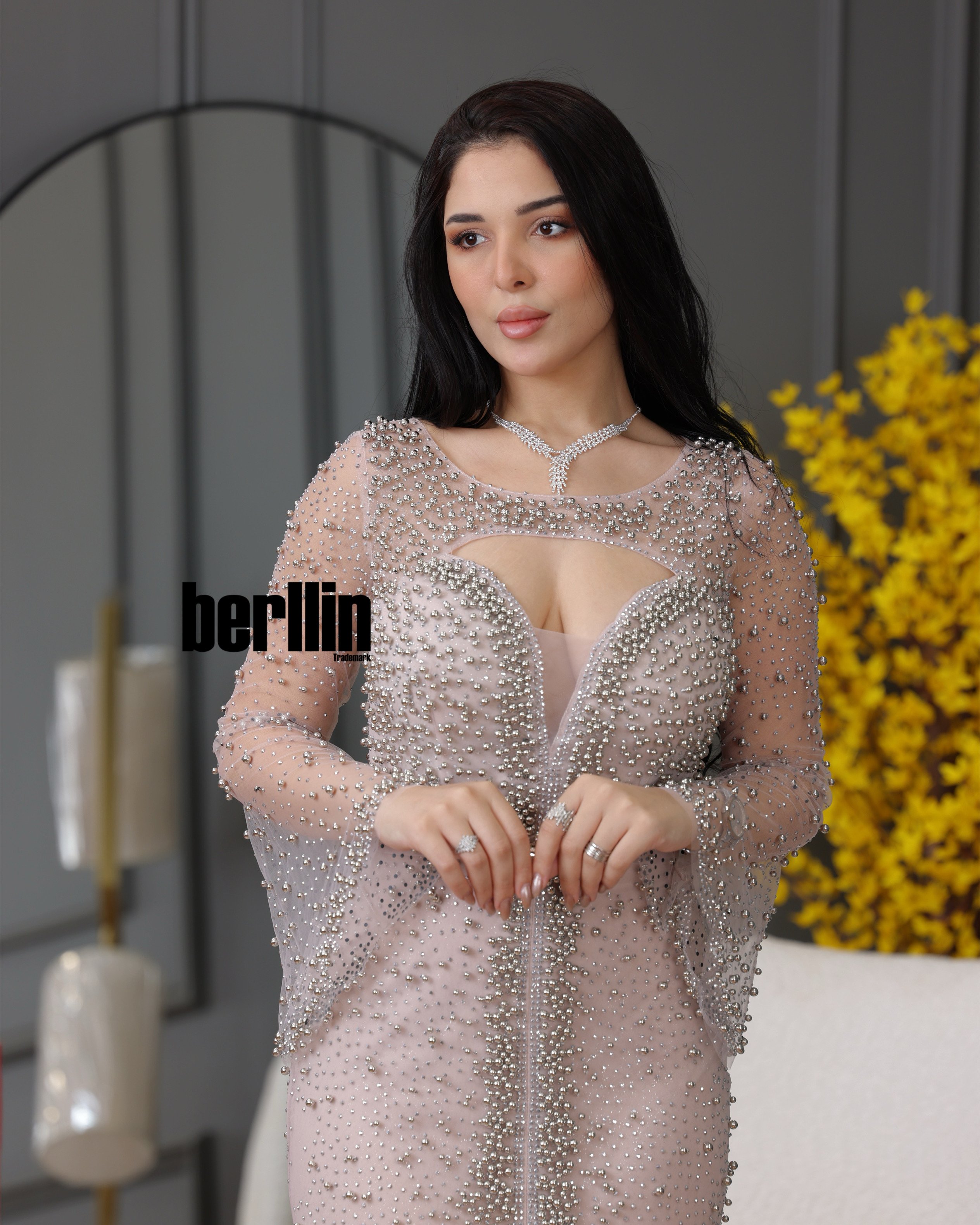 فستان سهرة طويل حورية لامع بليسيه مزين بالؤلؤ لون لحمي فاتح