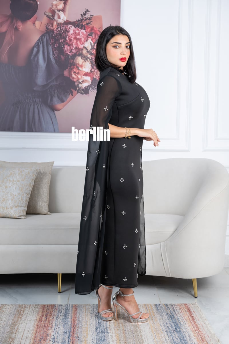 فستان أسود ماسك أنيق بتطريزات فاخرة وأكمام كاب