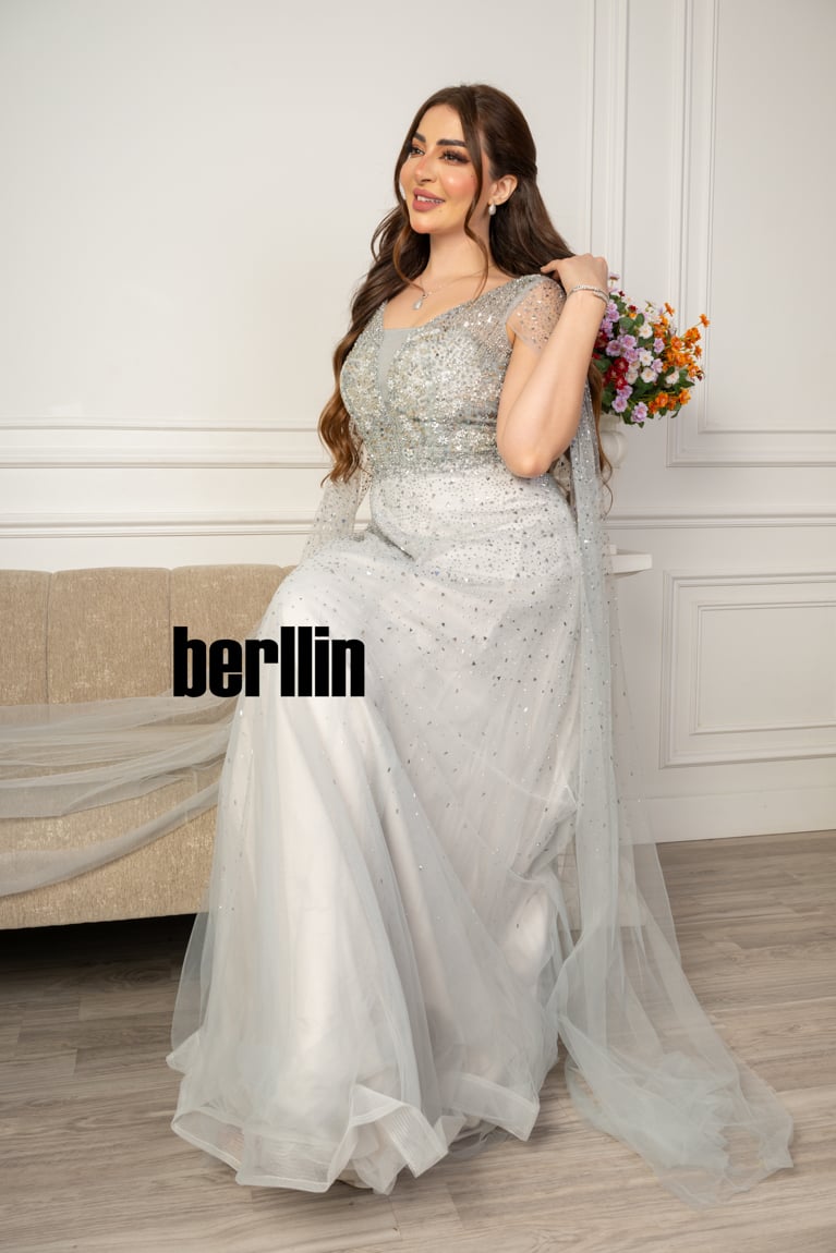 فستان سهرة مميز بتطريز من خامة التل الامع بأكمام كيب لون بيج فاتح