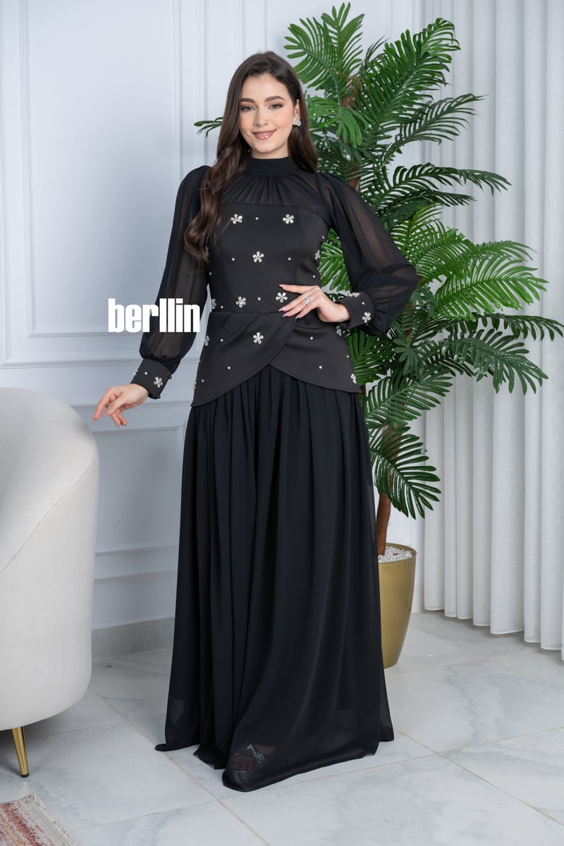 فستان أسود طويل راق هالتر بتصميم كلاسيكي وتطريزات كرستال ناعمة