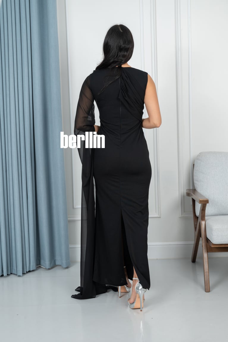 فستان طويل بتصميم ملتوي وبأكمام كيب لون اسود