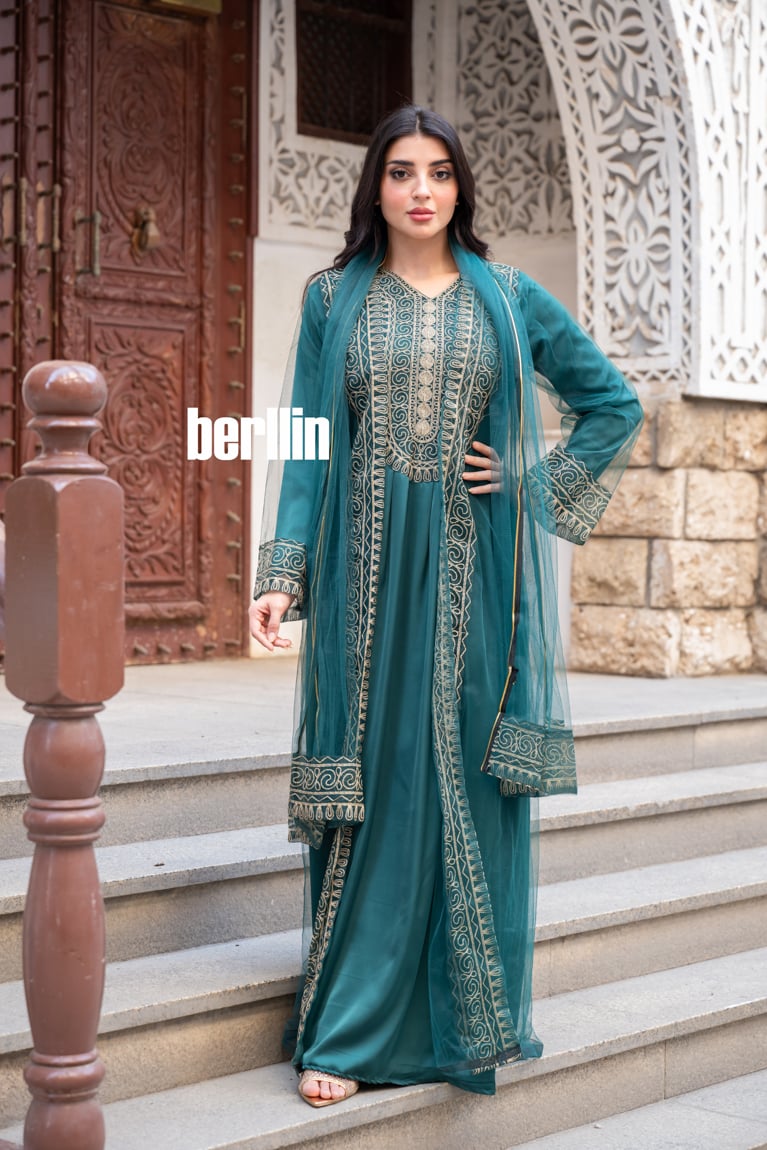 جلابية قطعتين بتطريز ذهبي على الاطراف لون اخضر