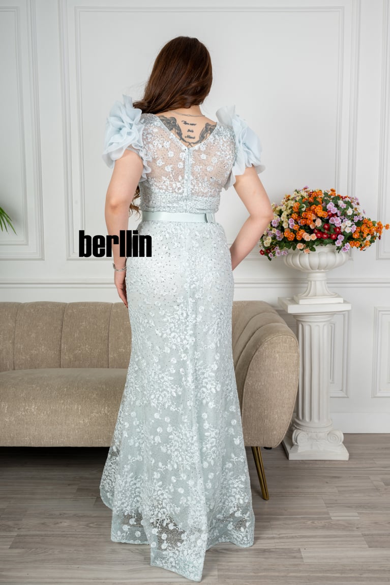 فستان طويل تل مطرز بستايل أكمام بف منفوخ لون سماوي فاتح