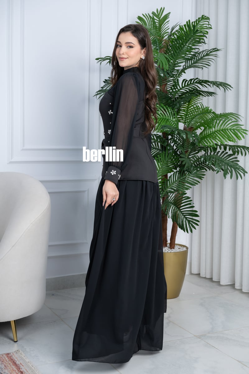 فستان أسود طويل راق هالتر بتصميم كلاسيكي وتطريزات كرستال ناعمة