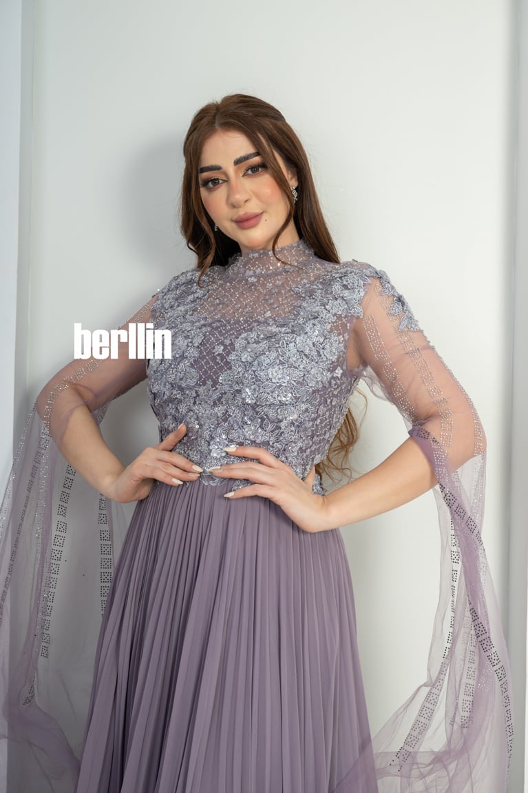 فستان سهرة مميز بمطرز وبأكمام كيب تل لون موف