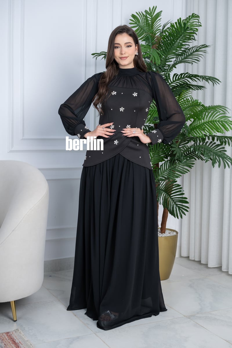 فستان أسود طويل راق هالتر بتصميم كلاسيكي وتطريزات كرستال ناعمة