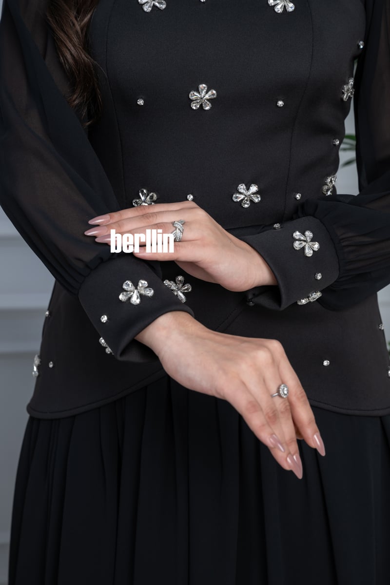 فستان أسود طويل راق هالتر بتصميم كلاسيكي وتطريزات كرستال ناعمة