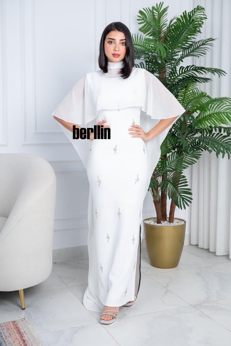 فستان أبيض ملكي بتصميم أنيق ولمسات فاخرة كرستال